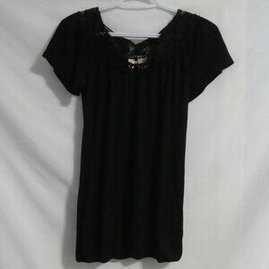 EYESHADOW | medium | Black Short Sleeve Top With Lace Neckline